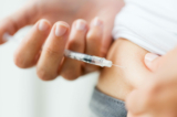 Một người phụ nữ bị tiểu đường đang tiêm insulin (ShutterStock)