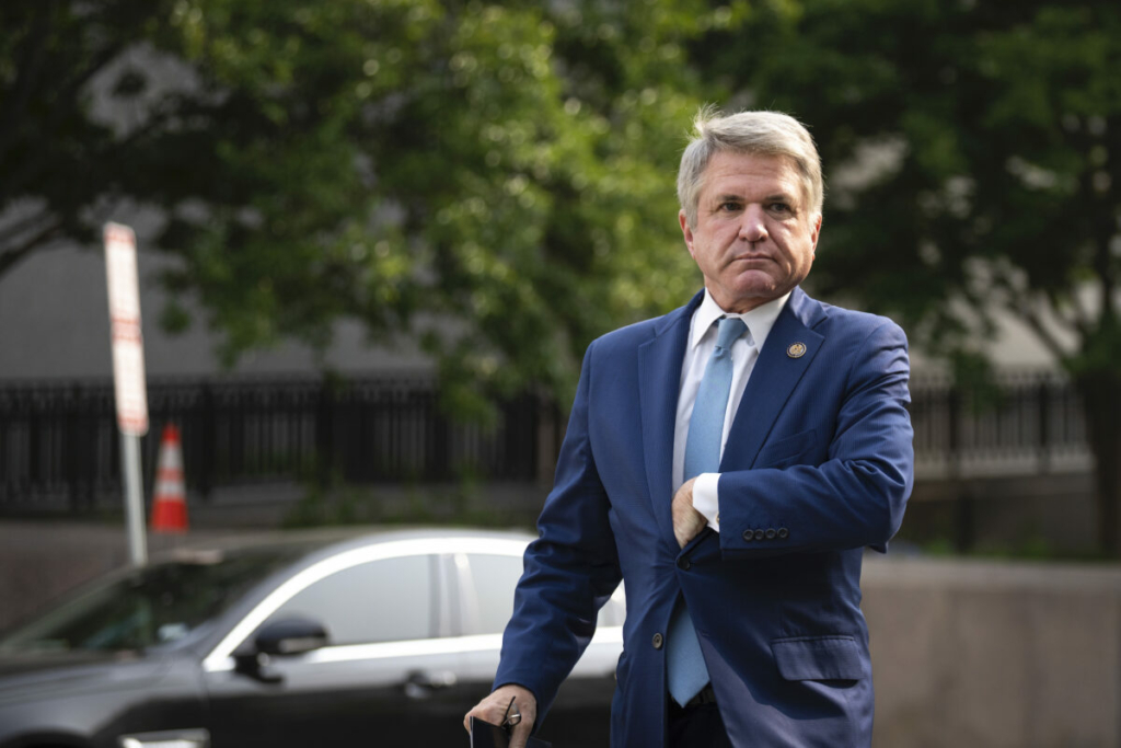 Dân biểu Michael McCaul (Cộng Hòa-Texas) đến dự cuộc họp kín với các thành viên Đảng Cộng Hòa của Hạ viện tại Capitol Hill ở Hoa Thịnh Đốn, hôm 10/05/2023. (Ảnh: Drew Angerer/Getty Images)