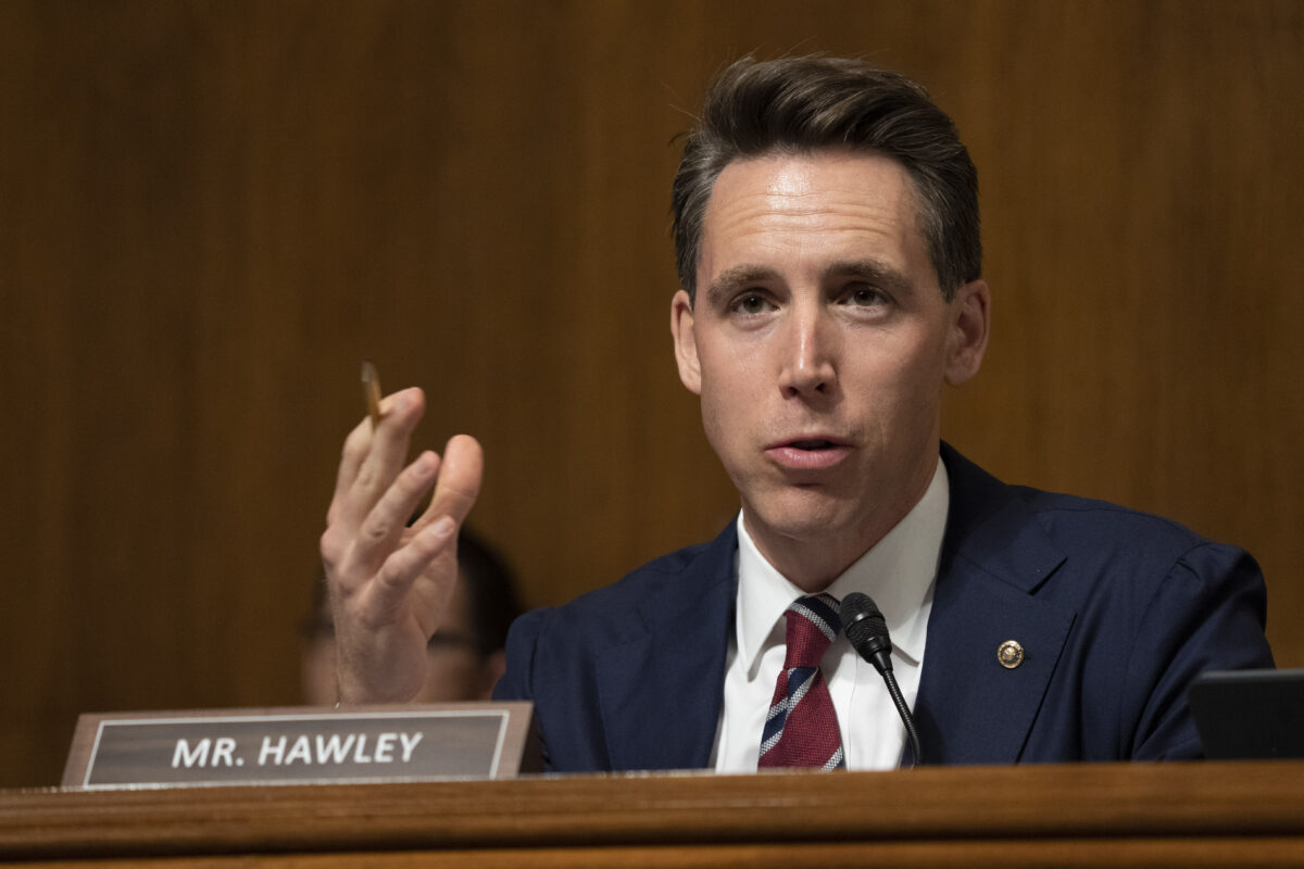 Thượng nghị sĩ Josh Hawley (Cộng Hòa-Missouri) đặt câu hỏi cho các nhân chứng khi họ làm chứng trước Tiểu ban Tư pháp về Chính sách Cạnh tranh, Chống độc quyền và Quyền của Người tiêu dùng, tại Hoa Thịnh Đốn vào ngày 21/09/2021. (Ảnh: Ken Cedeno/Pool/Getty Images)