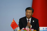 Lãnh đạo Trung Quốc Tập Cận Bình vỗ tay chào mừng tại cuộc họp báo chung của Hội nghị thượng đỉnh Trung Quốc-Trung Á tại Tây An, tỉnh Thiểm Tây phía bắc Trung Quốc hôm 19/05/2023. (Ảnh: Florence Lo/POOL/AFP qua Getty Images)