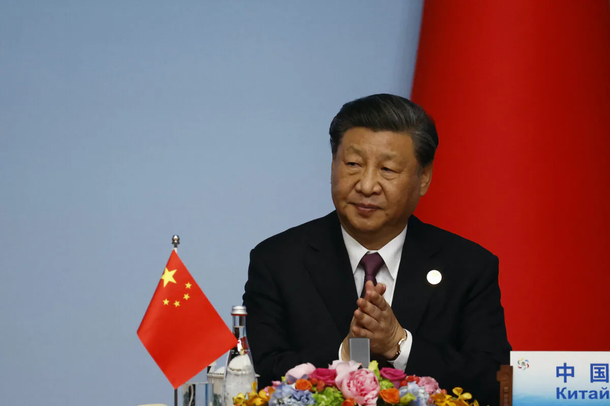 Lãnh đạo Trung Quốc Tập Cận Bình vỗ tay chào mừng tại cuộc họp báo chung của Hội nghị thượng đỉnh Trung Quốc-Trung Á tại Tây An, tỉnh Thiểm Tây phía bắc Trung Quốc hôm 19/05/2023. (Ảnh: Florence Lo/POOL/AFP qua Getty Images)
