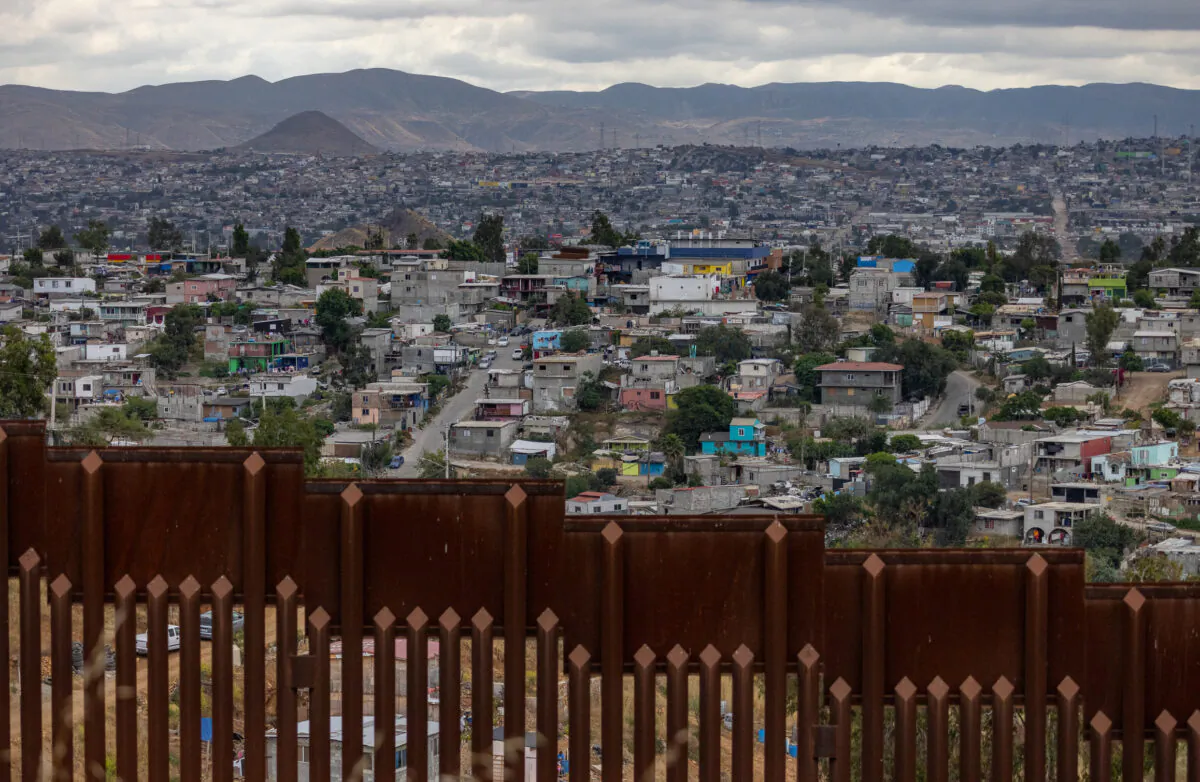 Tijuana, Mexico được nhìn thấy qua bức tường biên giới của Hoa Kỳ gần San Diego, California, hôm 31/05/2023. (Ảnh: John Fredricks/The Epoch Times)