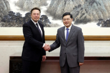 Bộ trưởng Ngoại giao Trung Quốc Tần Cương, bên phải, chụp ảnh với ông Elon Musk Tổng Giám đốc Tesla, tại Bắc Kinh, Trung Quốc, hôm 30/05/2023. (Ảnh: Bộ Ngoại giao Cộng hòa Nhân dân Trung Hoa qua AP)