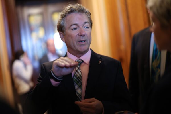 Thượng nghị sĩ Rand Paul (Cộng Hòa-Kentucky) nói chuyện với các phóng viên tại Điện Capitol Hoa Kỳ ở Hoa Thịnh Đốn hôm 01/06/2023. (Ảnh: Kevin Dietsch/Getty Images)