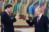 Tổng thống Nga Vladimir Putin và Chủ tịch Trung Quốc Tập Cận Bình nâng ly chúc mừng trong một tiệc chiêu đãi sau cuộc trò chuyện của họ tại Điện Kremlin ở Moscow hôm 21/03/2023. (Ảnh: Pavel Byrkin/Sputnik/AFP qua Getty Images)