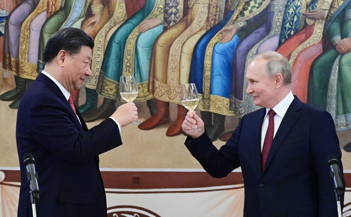 Tổng thống Nga Vladimir Putin và Chủ tịch Trung Quốc Tập Cận Bình nâng ly chúc mừng trong một tiệc chiêu đãi sau cuộc trò chuyện của họ tại Điện Kremlin ở Moscow hôm 21/03/2023. (Ảnh: Pavel Byrkin/Sputnik/AFP qua Getty Images)