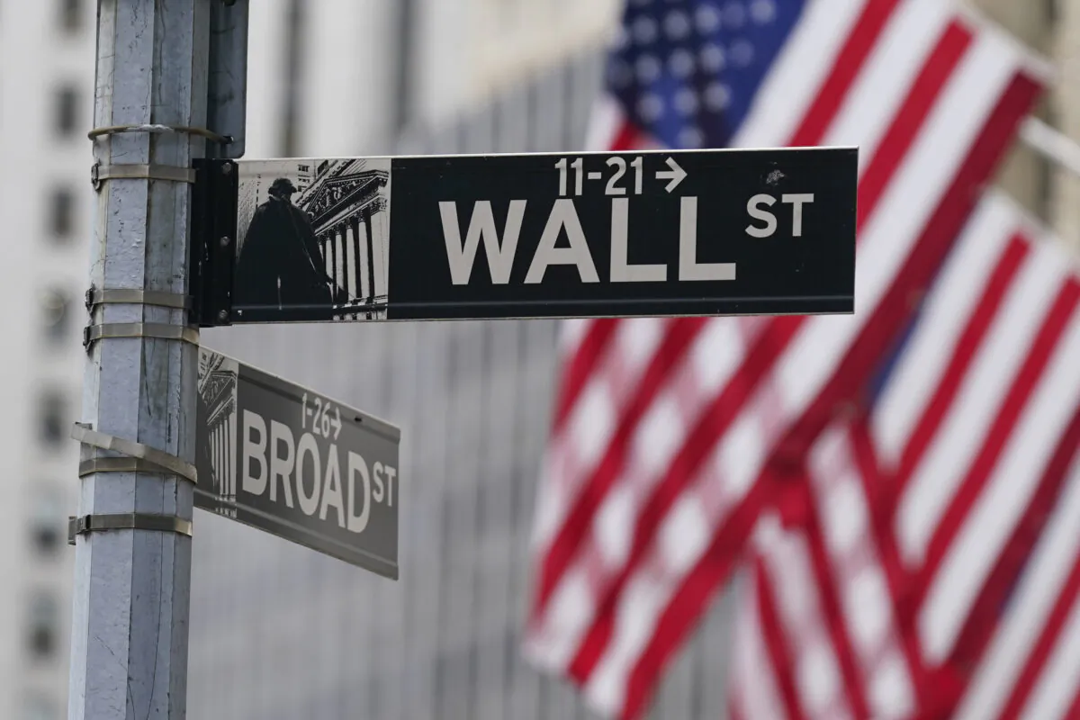 Một biển báo phía trước Sở Giao dịch Chứng khoán New York ở New York hôm 14/06/2022. (Ảnh: Seth Wenig/AP Photo)