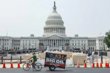 Một bảng quảng cáo di động phản đối Ủy ban Giám sát Hạ viện của Đảng Cộng Hòa đi ngang qua Điện Capitol của Hoa Kỳ ở Hoa Thịnh Đốn hôm 10/05/2023. (Ảnh: Jemal Countess/Getty Images cho Dự án Quốc hội Liêm chính — Congressional Integrity Project)