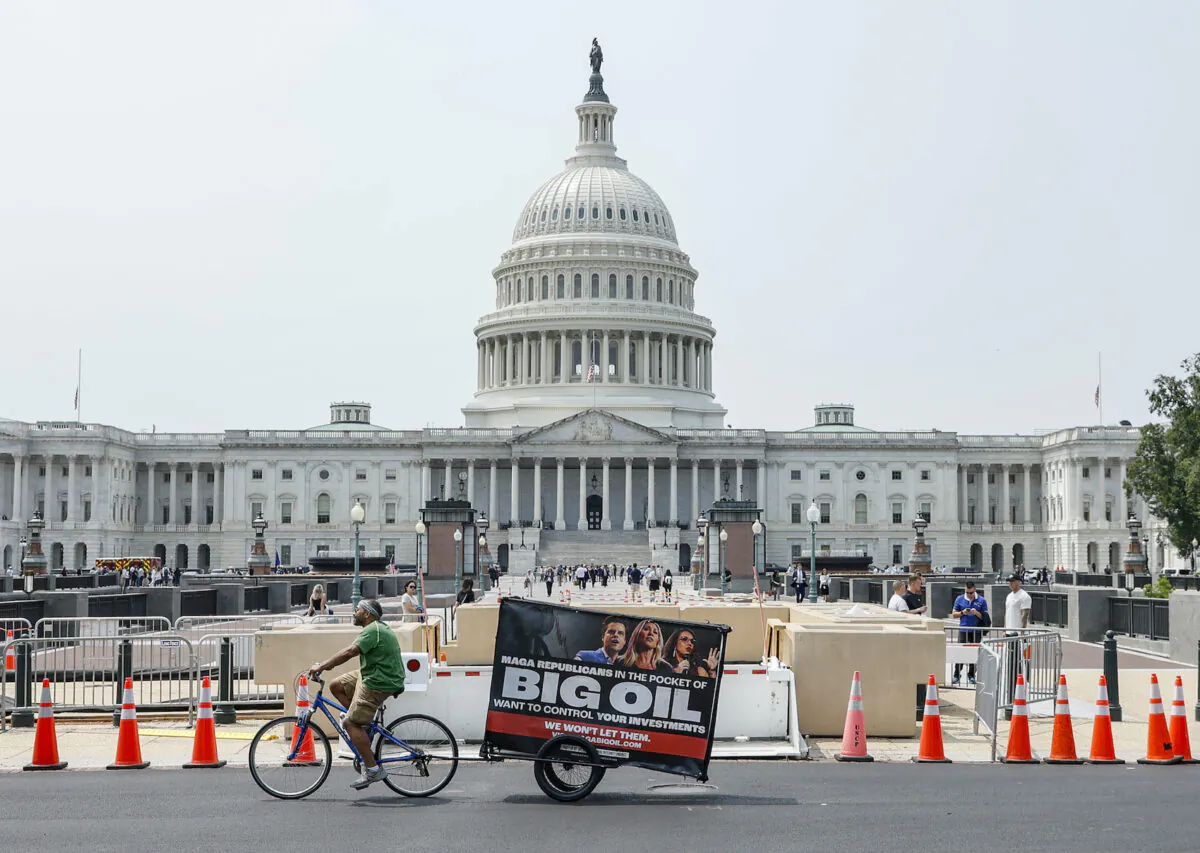 Một bảng quảng cáo di động phản đối Ủy ban Giám sát Hạ viện của Đảng Cộng Hòa đi ngang qua Điện Capitol của Hoa Kỳ ở Hoa Thịnh Đốn hôm 10/05/2023. (Ảnh: Jemal Countess/Getty Images cho Dự án Quốc hội Liêm chính — Congressional Integrity Project)