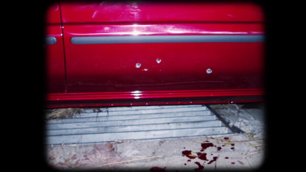 Những vết đạn trên chiếc xe mà anh Lương Đại Vệ (David Liang) đang lái trên đường tới Pretoria, Nam Phi.