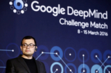 Ông Demis Hassabis, đồng sáng lập công ty khởi nghiệp trí tuệ nhân tạo DeepMind, tại Seoul, Nam Hàn, vào ngày 15/03/2016. Ông Hassabis hiện đứng đầu đơn vị AI của Google, đơn vị gần đây đã hợp nhất phòng thí nghiệm AI của mình, Google Brain, với DeepMind. (Ảnh: Jeon Heon-Kyun -Pool/Getty Images)