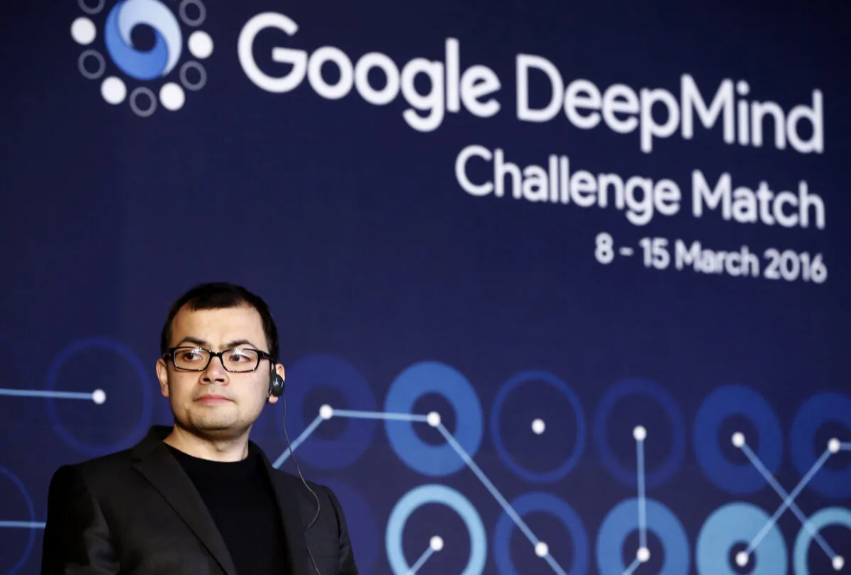 Ông Demis Hassabis, đồng sáng lập công ty khởi nghiệp trí tuệ nhân tạo DeepMind, tại Seoul, Nam Hàn, vào ngày 15/03/2016. Ông Hassabis hiện đứng đầu đơn vị AI của Google, đơn vị gần đây đã hợp nhất phòng thí nghiệm AI của mình, Google Brain, với DeepMind. (Ảnh: Jeon Heon-Kyun -Pool/Getty Images)