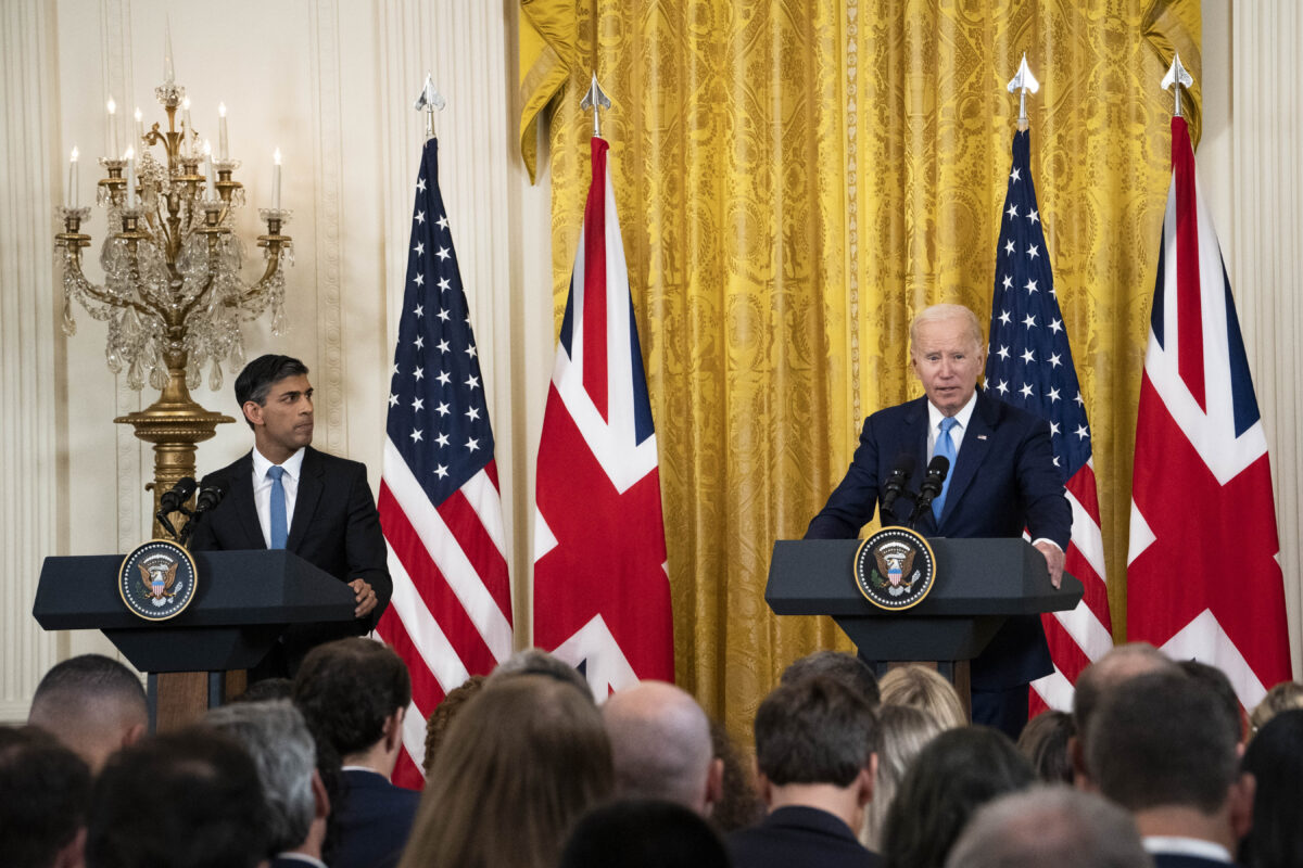 Thủ tướng Vương quốc Anh Rishi Sunak (Trái) và Tổng thống Hoa Kỳ Joe Biden (Phải) trình bày trong cuộc họp báo ở Phòng Đông của Tòa Bạch Ốc hôm 08/06/2023. (Ảnh: Madalina Vasiliu/The Epoch Times)
