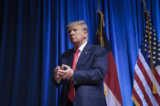 Ứng cử viên tổng thống thuộc Đảng Cộng Hòa và là cựu Tổng thống Hoa Kỳ Donald Trump rời sân khấu sau khi diễn thuyết tại hội nghị tiểu bang thường niên của Đảng Cộng Hòa North Carolina ở Greensboro, North Carolina, hôm 10/06/2023. (Ảnh: Win McNamee/Getty Images)