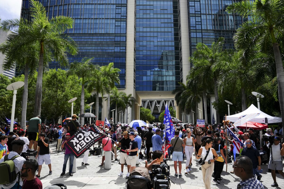 Người biểu tình đứng trước tòa án liên bang Wilkie D. Ferguson, Jr. trước phiên tòa xét xử cựu Tổng thống Donald Trump ở Miami, Florida, hôm 13/06/2023. (Ảnh: Madalina Vasiliu/The Epoch Times)