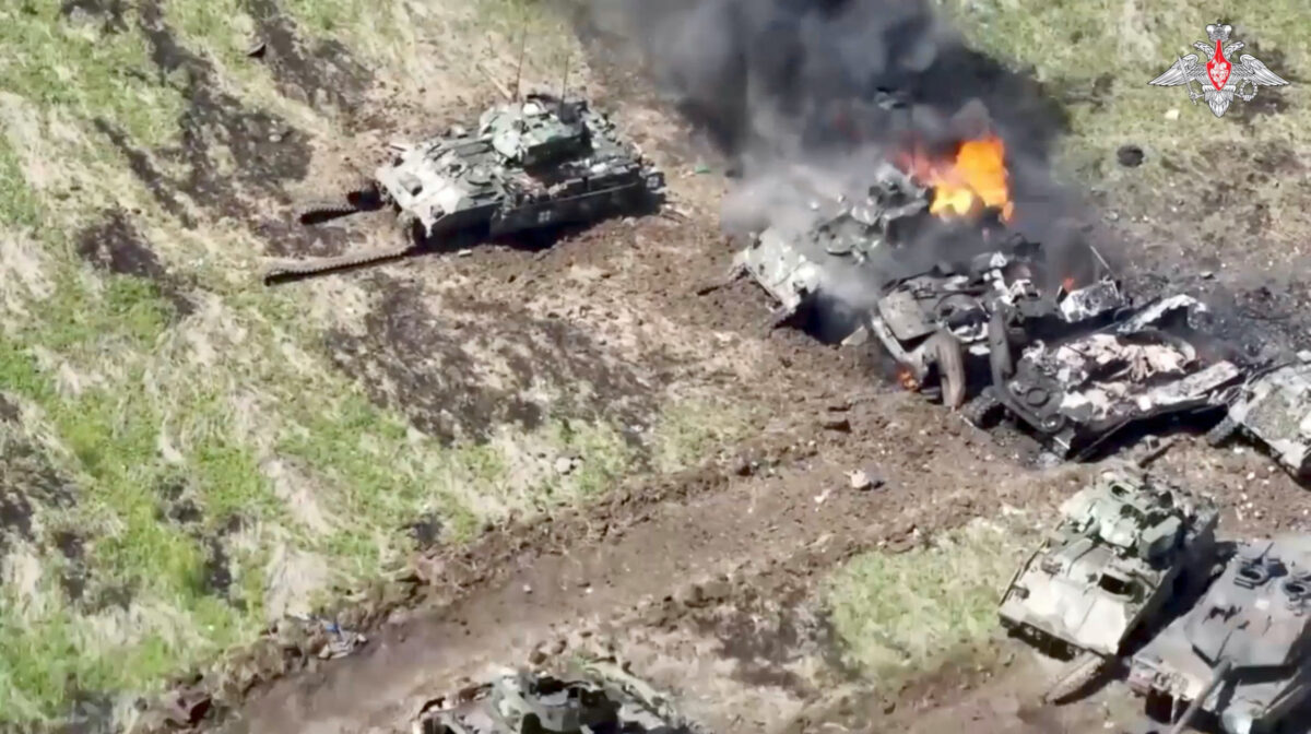 Một bức ảnh chụp từ một đoạn video cho thấy những gì Nga tuyên bố là xe bọc thép bị phá hủy của lực lượng vũ trang Ukraine, ở khu vực Donetsk, miền nam Ukraine hôm 10/06/2023. (Ảnh: Bộ Quốc phòng Nga qua Reuters)