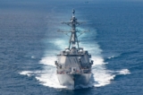 Khu trục hạm hỏa tiễn dẫn đường lớp Arleigh-burke USS Kidd (DDG 100) đi qua eo biển Đài Loan trong một hải trình thường lệ.  (Ảnh: Hải quân Hoa Kỳ/AFP)