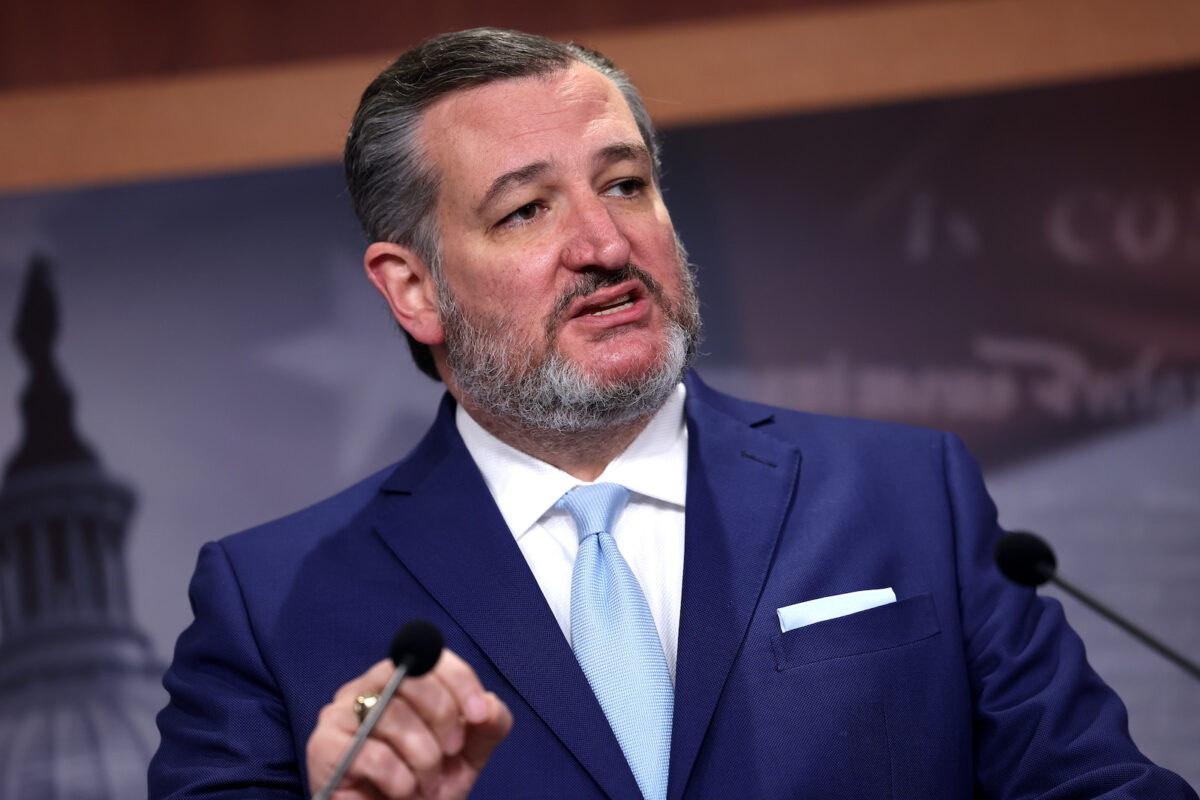 Thượng nghị sĩ Hoa Kỳ Ted Cruz (Cộng Hòa-Texas) nói về chính sách nhập cư Đề mục 42 tại Hoa Thịnh Đốn hôm 03/05/2023. (Ảnh: Kevin Dietsch/Getty Images)