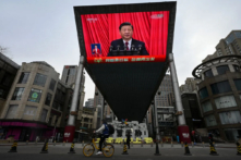 Một màn hình ngoài trời dọc theo một con phố ở Bắc Kinh phát sóng thời sự trực tiếp về bài diễn văn của lãnh đạo Trung Quốc Tập Cận Bình hôm 13/03/2023. (Ảnh: Jade Gao/AFP qua Getty Images)