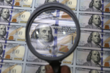 Một bản in các tờ tiền 100 USD chưa cắt được kiểm tra trong quá trình in tại Cơ sở In Tiền Phía Tây của Cục Ấn Loát ở Fort Worth, Texas, hôm 24/09/2013. (Ảnh: LM Otero/AP Photo)