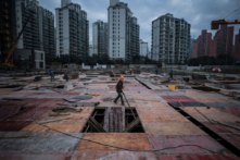 Một người đàn ông làm việc tại công trường xây dựng của một tòa chung cư cao ốc ở Thượng Hải vào ngày 29/11/2016. (Ảnh: Johannes Eisele/AFP qua Getty Images)