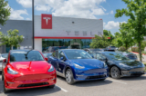 Xe Tesla Model Y đỗ tại khu vực chờ bán tại một đại lý xe hơi Tesla ở Austin, Texas, hôm 31/05/2023. (Ảnh: Brandon Bell/Getty Images)