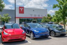 Xe Tesla Model Y đỗ tại khu vực chờ bán tại một đại lý xe hơi Tesla ở Austin, Texas, hôm 31/05/2023. (Ảnh: Brandon Bell/Getty Images)