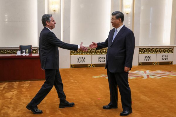 Ngoại trưởng Antony Blinken (trái) bắt tay với Chủ tịch Trung Quốc Tập Cận Bình tại Đại lễ đường Nhân dân ở Bắc Kinh hôm 19/06/2023. (Ảnh: Leah Millis/Pool/AFP qua Getty Images)