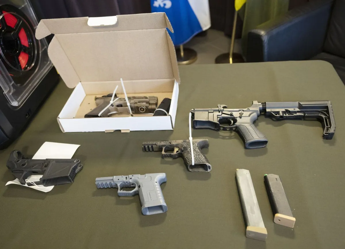 Một số khẩu ‘súng ma’ in 3D bị thu giữ trong Chiến dịch Nhân mã (Operation Centaure) được trưng bày trong một cuộc họp báo ở Montreal, Canada, ngày 21/06 2023. (Ảnh: The Canadian Press/Ryan Remiorz)