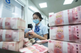 Một nhân viên ngân hàng đếm tờ 100 nhân dân tệ tại quầy giao dịch ngân hàng ở Nam Thông, phía đông tỉnh Giang Tô của Trung Quốc, hôm 13/06/2023. (Ảnh: STR/AFP qua Getty Images)