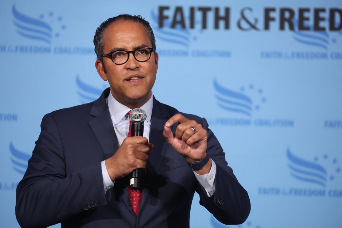 Cựu Dân biểu Texas Will Hurd trò chuyện với khách mời tại Lễ Khai mạc Mùa xuân của Liên minh Đức tin và Tự do Iowa ở Clive, Iowa, hôm 22/04/2023. (Ảnh: Scott Olson/Getty Images)