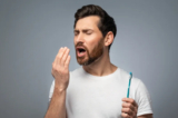 Theo Hiệp hội Nha khoa Hoa Kỳ, khoảng 50% người Mỹ trưởng thành bị hôi miệng vào một thời điểm nào đó. Theo Học viện Nha khoa Tổng quát, hơn 80 triệu người bị hôi miệng kinh niên.