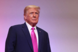 Cựu Tổng thống Donald Trump được giới thiệu tại bữa tối Ngày Lincoln của Đảng Cộng Hòa Quận Oakland tại Suburban Collection Showplace ở Novi, Michigan, hôm 25/06/2023. (Ảnh: Scott Olson/Getty Images)