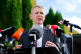 Thủ tướng New Zealand Chris Hipkins nói chuyện với giới truyền thông trong chuyến thăm Nhà máy Xử lý Nước Tưởng niệm (Memorial Water Treatment Plant) ở Greytown, New Zealand, hôm 13/04/2023. (Ảnh: Hagen Hopkins/Getty Images)