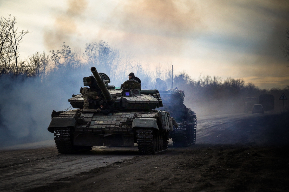 Một chiếc xe tăng Ukraine lăn bánh trên một con đường gần Bakhmut, vùng Donetsk, vào ngày 30/11/2022, giữa bối cảnh Nga xâm lược Ukraine. (Ảnh: Anatolii Stepanov/AFP qua Getty Images)