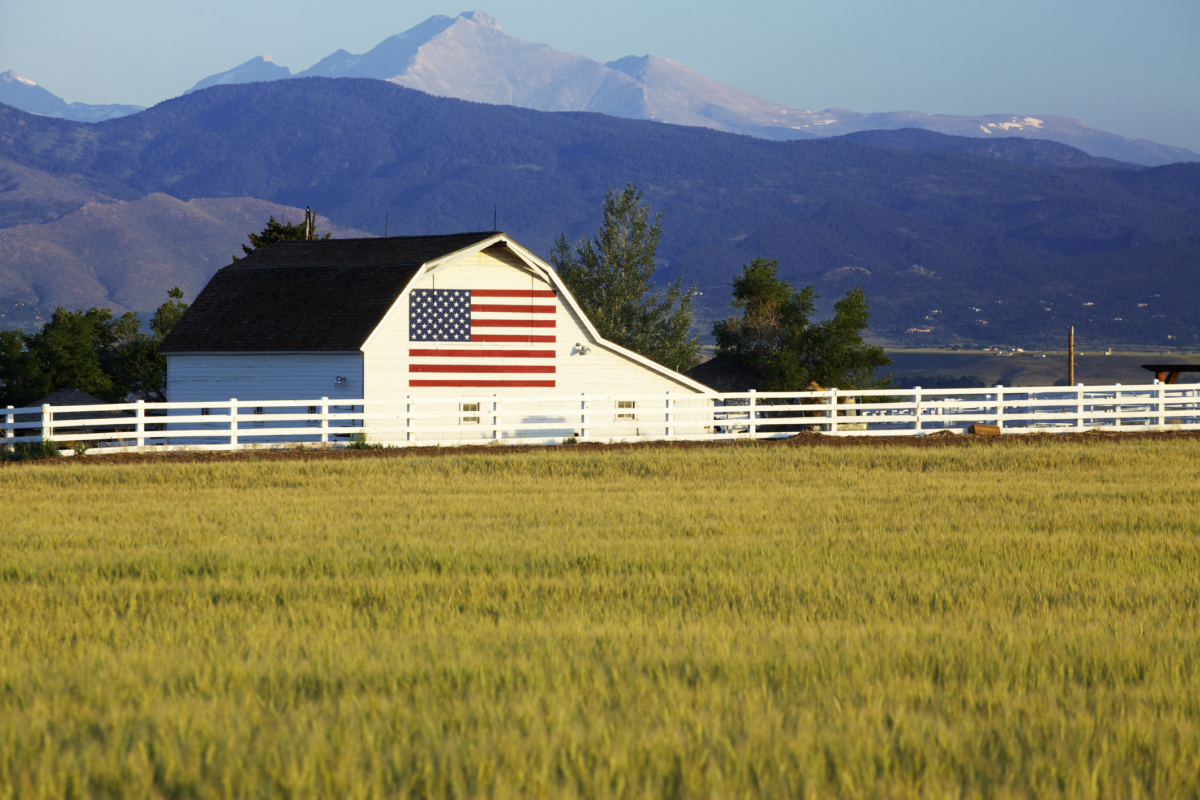Lá cờ được sơn bên cạnh một nhà kho ở dãy núi Rocky. (Ảnh: Beklaus/Getty Images)