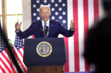 Tổng thống Joe Biden công bố kế hoạch kinh tế của mình trong một sự kiện ở sảnh của một tòa nhà bưu điện cũ ở Chicago hôm 28/06/2023. (Ảnh: Scott Olson/Getty Images)