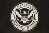Huy hiệu của Bộ An ninh Nội địa tại tòa nhà Cơ quan Thực thi Di trú và Hải quan Hoa Kỳ ở Hoa Thịnh Đốn, hôm 28/06/2023. (Ảnh: Madalina Vasiliu/The Epoch Times)