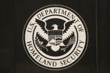 Huy hiệu của Bộ An ninh Nội địa tại tòa nhà Cơ quan Thực thi Di trú và Hải quan Hoa Kỳ ở Hoa Thịnh Đốn, hôm 28/06/2023. (Ảnh: Madalina Vasiliu/The Epoch Times)