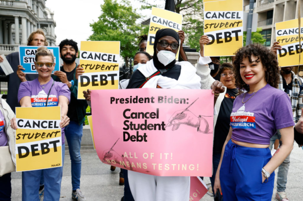 Những người vay nợ sinh viên tập trung gần Tòa Bạch Ốc ở Hoa Thịnh Đốn để kêu gọi Tổng thống Joe Biden xóa bỏ nợ sinh viên vào ngày 12/05/2020. (Ảnh: Paul Morigi/Getty Images for We, The 45 Million)