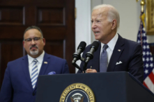 Tổng thống Joe Biden cùng với Bộ trưởng Giáo dục Miguel Cardona khi ông công bố các hành động mới để bảo vệ người vay sau khi Tối cao Pháp viện hủy bỏ kế hoạch xóa nợ sinh viên của ông trong Phòng Roosevelt tại Tòa Bạch Ốc hôm 30/06/2023. (Ảnh: Chip Somodevilla/Getty Images)