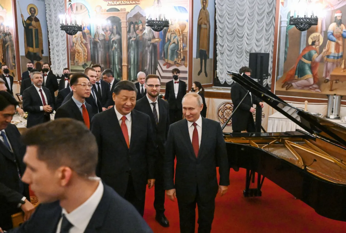 Tổng thống Nga Vladimir Putin và nhà lãnh đạo Trung Quốc Tập Cận Bình rời đi sau tiệc chiêu đãi sau cuộc đàm thoại của họ tại Điện Kremlin ở Moscow hôm 21/03/2023. (Ảnh: Grigory Sysoyev/Sputnik/AFP qua Getty Images)