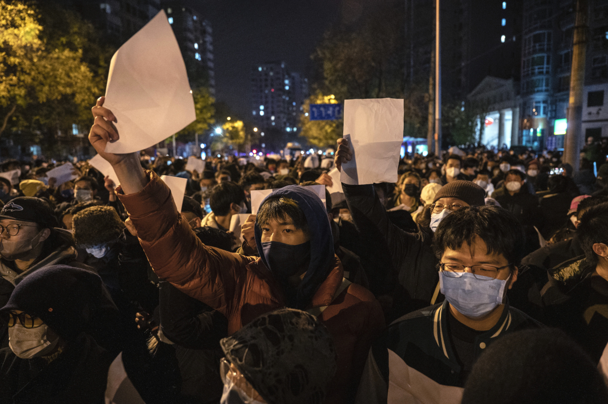 Người biểu tình giơ cao tờ giấy trắng để tránh bị kiểm duyệt khi họ diễn hành trong một cuộc biểu tình phản đối các biện pháp zero COVID hà khắc của Trung Quốc tại Bắc Kinh, Trung Quốc, vào ngày 27/11/2022. (Ảnh: Kevin Frayer/Getty Images)