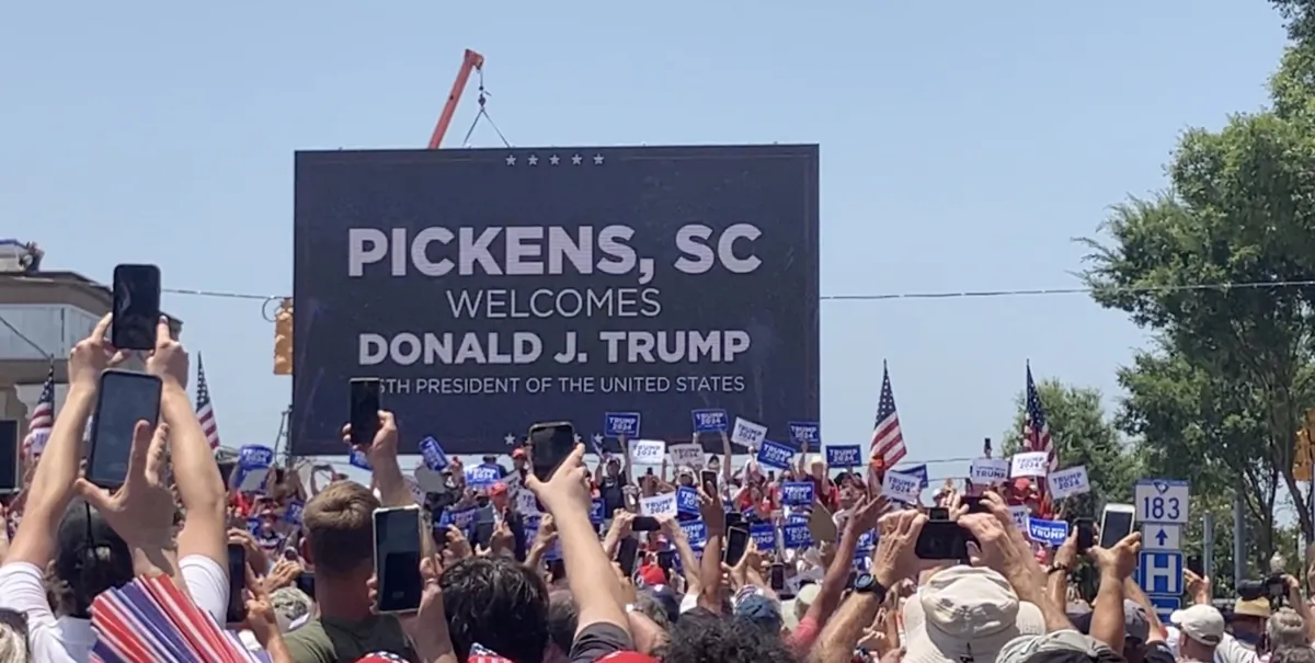 Đông đảo người dân chào đón cựu Tổng thống Donald Trump khi ông đến tham dự một cuộc tập hợp tại thành phố nhỏ bé Pickens, ở South Carolina, hôm 01/07/2023. (Ảnh: The Epoch Times/Janice Hisle)