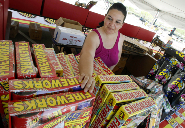 Bà Dominique Tafoya sắp xếp một số mặt hàng pháo bông mới tại một quầy bán pháo bông địa phương ở Phoenix, vào ngày 01/07/2011. (Ảnh: Ross D. Franklin/AP Photo)