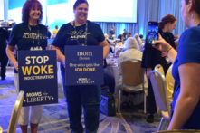 Hai người tham dự hội nghị thượng đỉnh quốc gia Hội các Bà mẹ vì Tự do (Moms for Liberty) ở Philadelphia được chụp hôm 02/07/2023. (Ảnh: Beth Brelje/The Epoch Times)