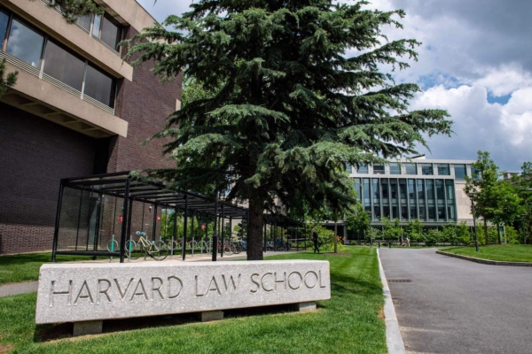 Lối vào Trường Luật Harvard ở Cambridge, Massachusetts, hôm 29/06/2023. (Ảnh: Joseph Prezioso/AFP qua Getty Images)