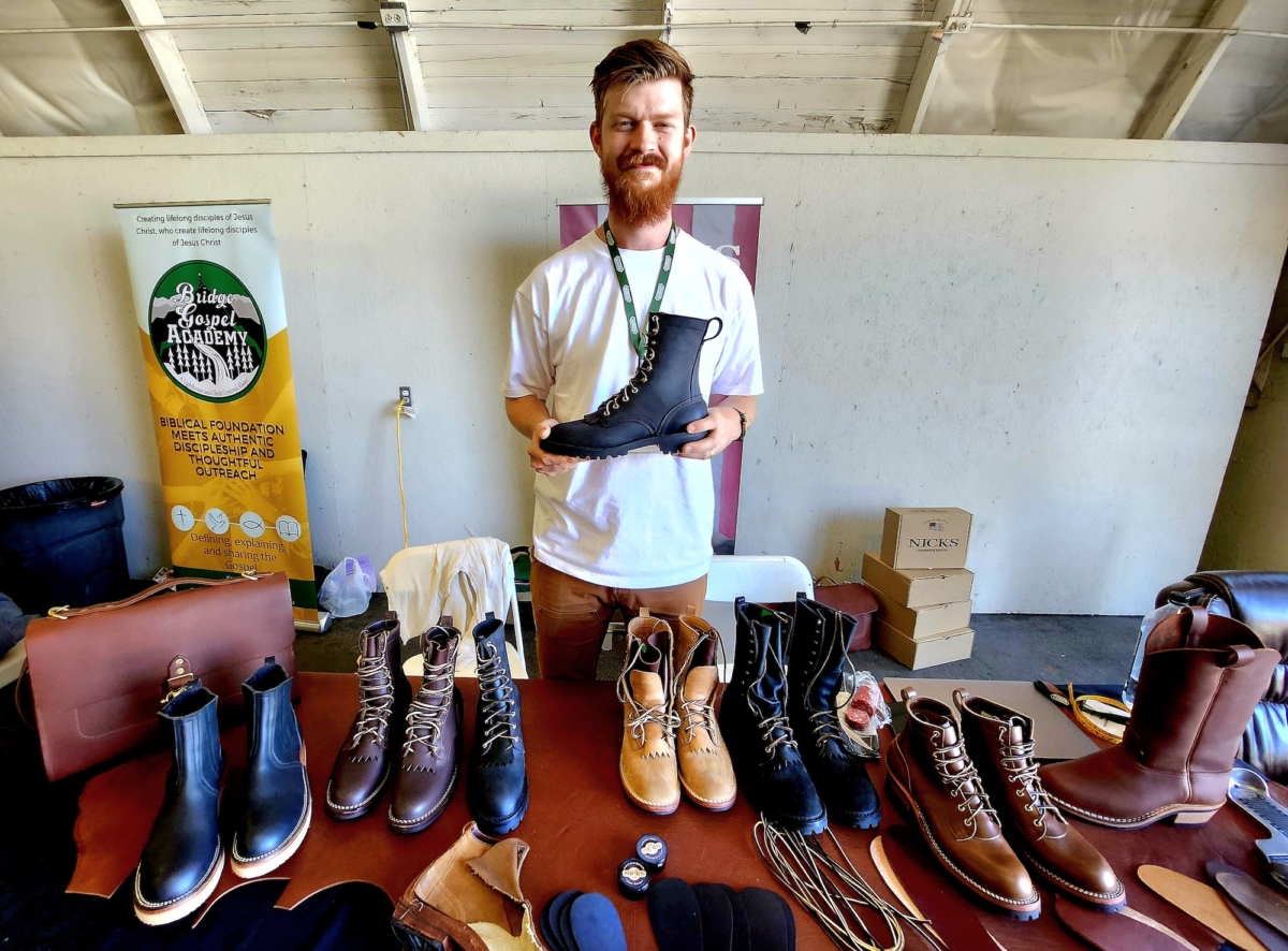 Anh Nathan Kromer, giám đốc thương hiệu cao cấp của hãng giày Nick’s Handmade Boots ở Thung lũng Spokane, Washington, cầm một chiếc giày bốt da nguyên chất được sản xuất tại Hoa Kỳ, hôm 01/07/2023. (Ảnh: Allan Stein/The Epoch Times)