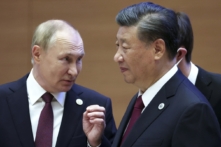 Tổng thống Nga Vladimir Putin (Trái) ra hiệu khi nói chuyện với Chủ tịch Trung Quốc Tập Cận Bình trong hội nghị thượng đỉnh Tổ chức Hợp tác Thượng Hải (SCO) ở Samarkand, Uzbekistan, vào ngày 16/09/2022. (Ảnh: Sergei Bobylev/Sputnik/Kremlin Pool Photo qua AP)