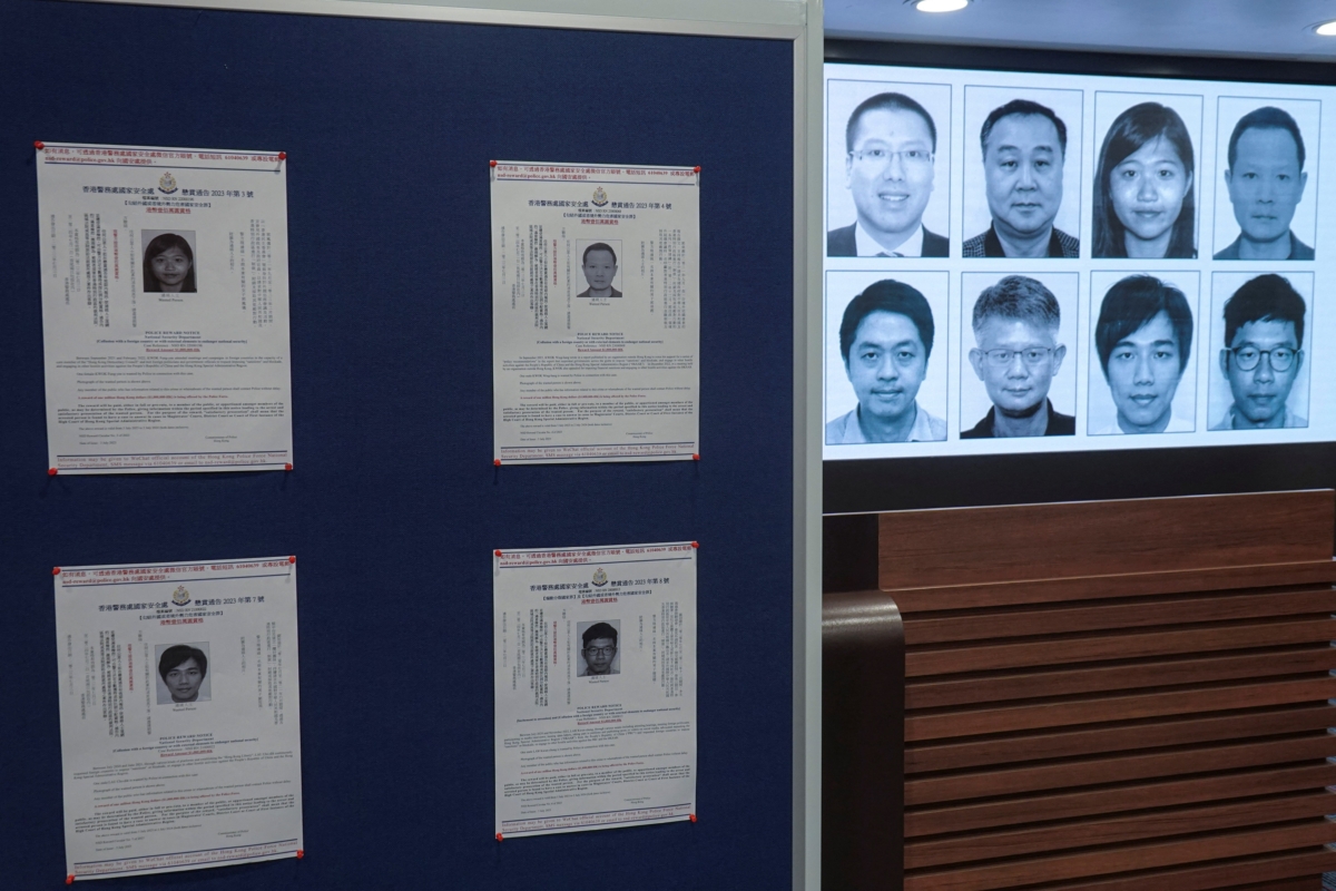 Ảnh tám nhà hoạt động có lệnh bắt giữ vì lý do an ninh quốc gia được trưng bày trong một cuộc họp báo ở Hồng Kông hôm 03/07/2023. (Ảnh: Joyce Zhou/Reuters)